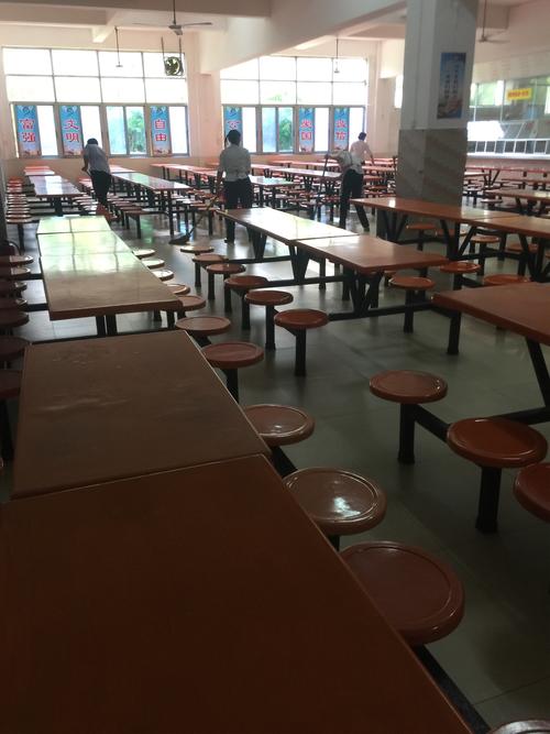江西新余一中學食堂食品衛(wèi)生問題曝光，師生關(guān)注